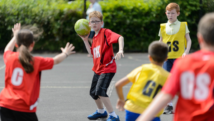A group of young people playing netball